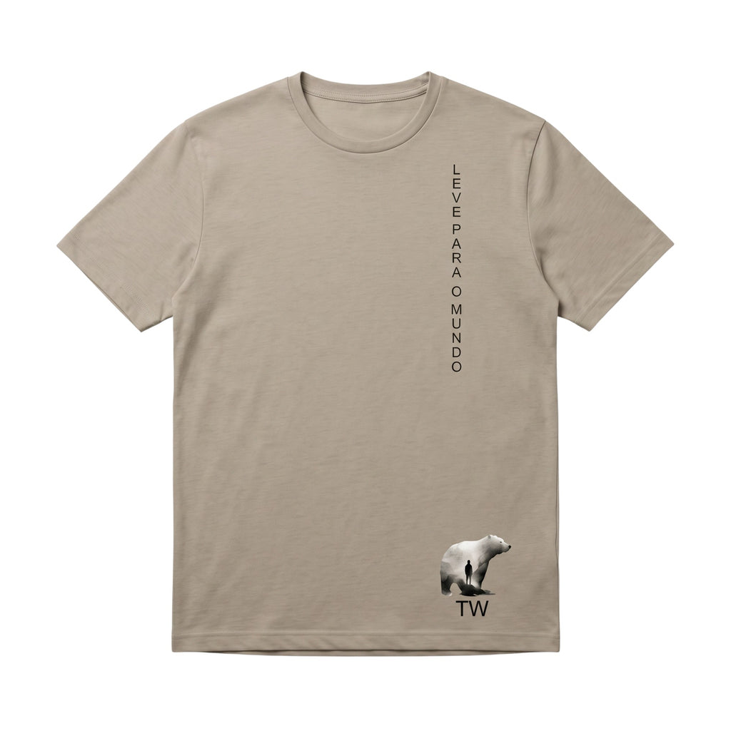 Camiseta bege TW com estampa de urso e texto vertical "Leve para o Mundo". Design minimalista.