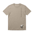 Camiseta bege TW com estampa de urso e texto vertical "Leve para o Mundo". Design minimalista.
