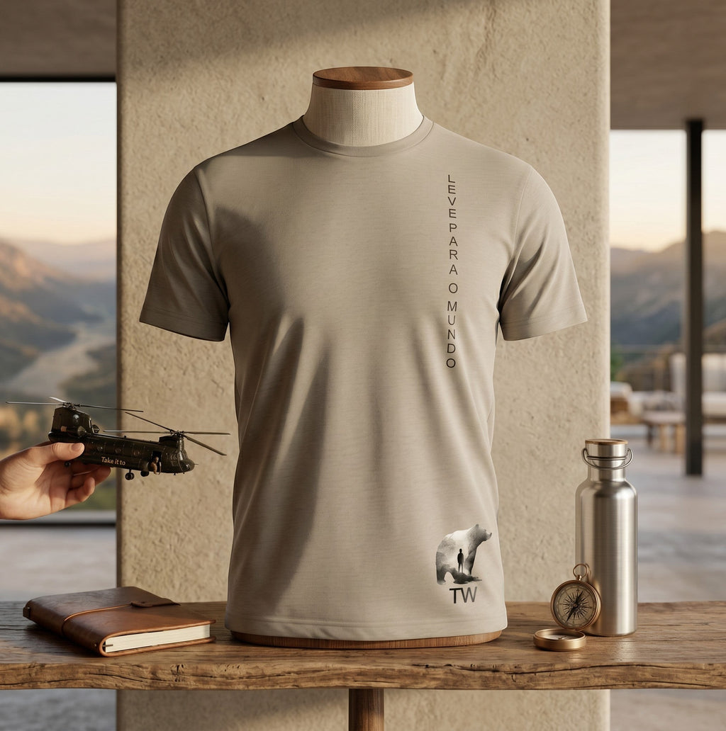Camiseta bege TW com estampa de urso e texto vertical "Leve para o Mundo". Design minimalista.
