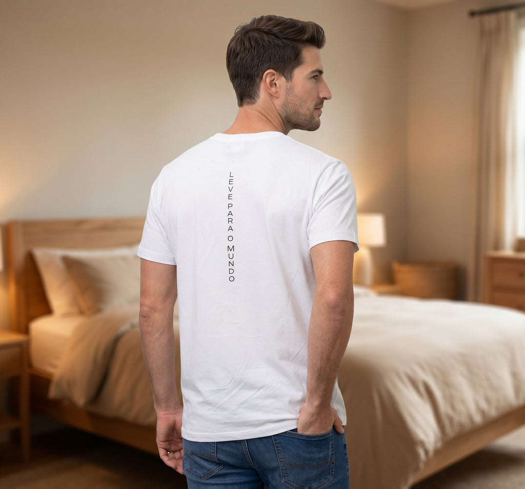 Camiseta branca TW Leve para o Mundo com estampa vertical de texto nas costas. Algodão.