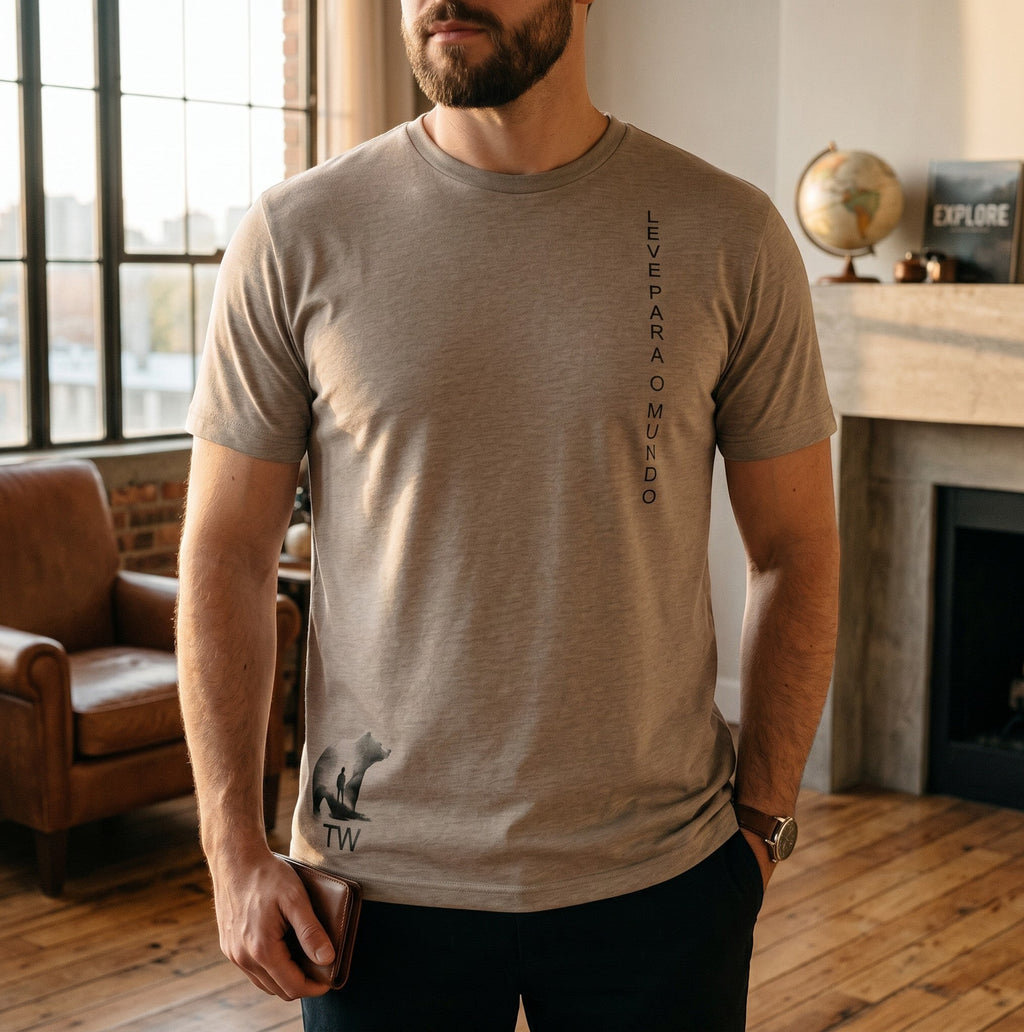 Camiseta bege TW com estampa de urso e texto vertical "Leve para o Mundo". Algodão.