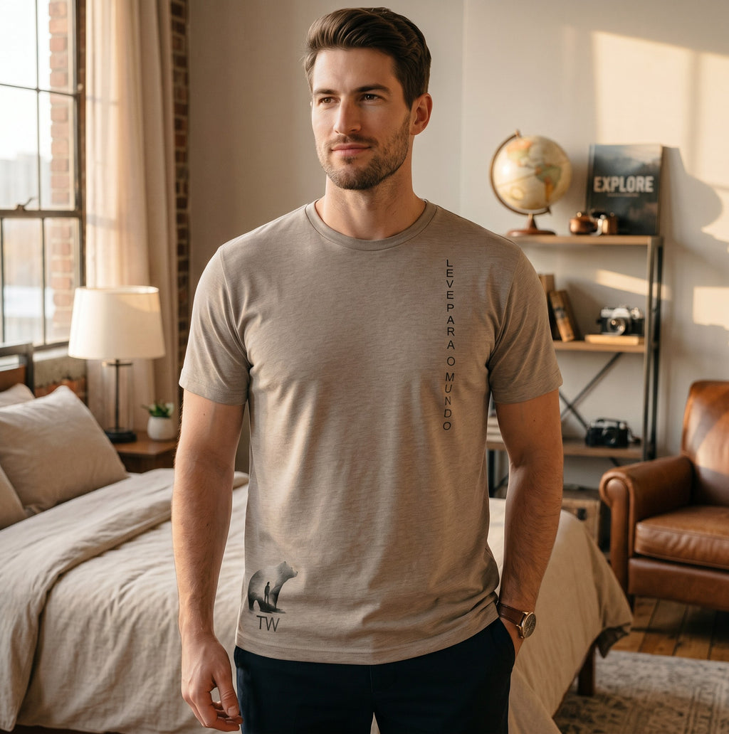 Camiseta bege masculina TW com estampa de urso e texto vertical Leve para o Mundo. Algodão.