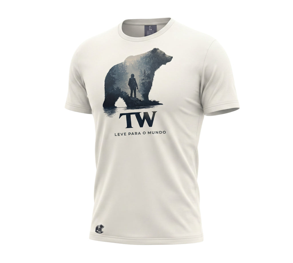 Camiseta branca TW Leve para o Mundo com estampa de urso e paisagem com pessoa. Algodão.