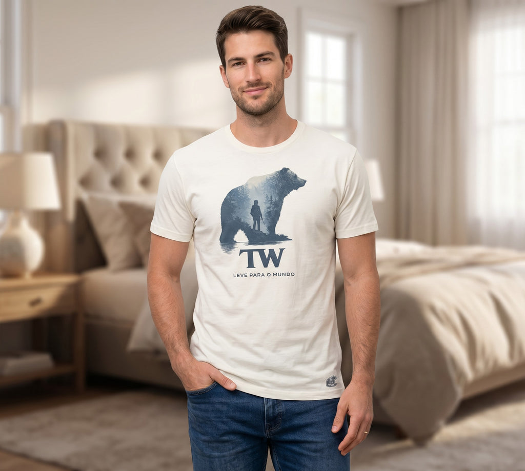 Camiseta branca TW Leve para o Mundo com estampa de urso e paisagem com pessoa. Algodão.