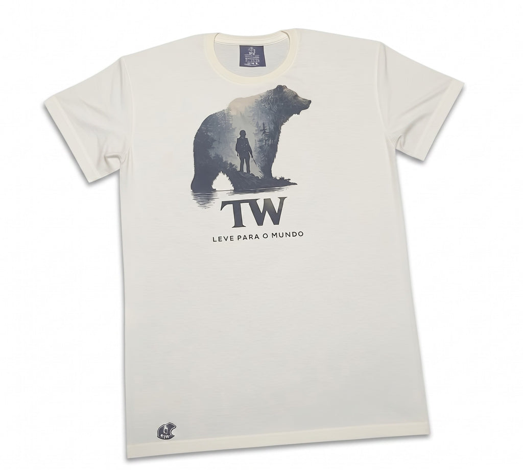Camiseta branca TW Leve para o Mundo com estampa de urso e paisagem florestal com pessoa. Algodão.