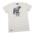 Camiseta branca TW Leve para o Mundo com estampa de urso e paisagem florestal com pessoa. Algodão.