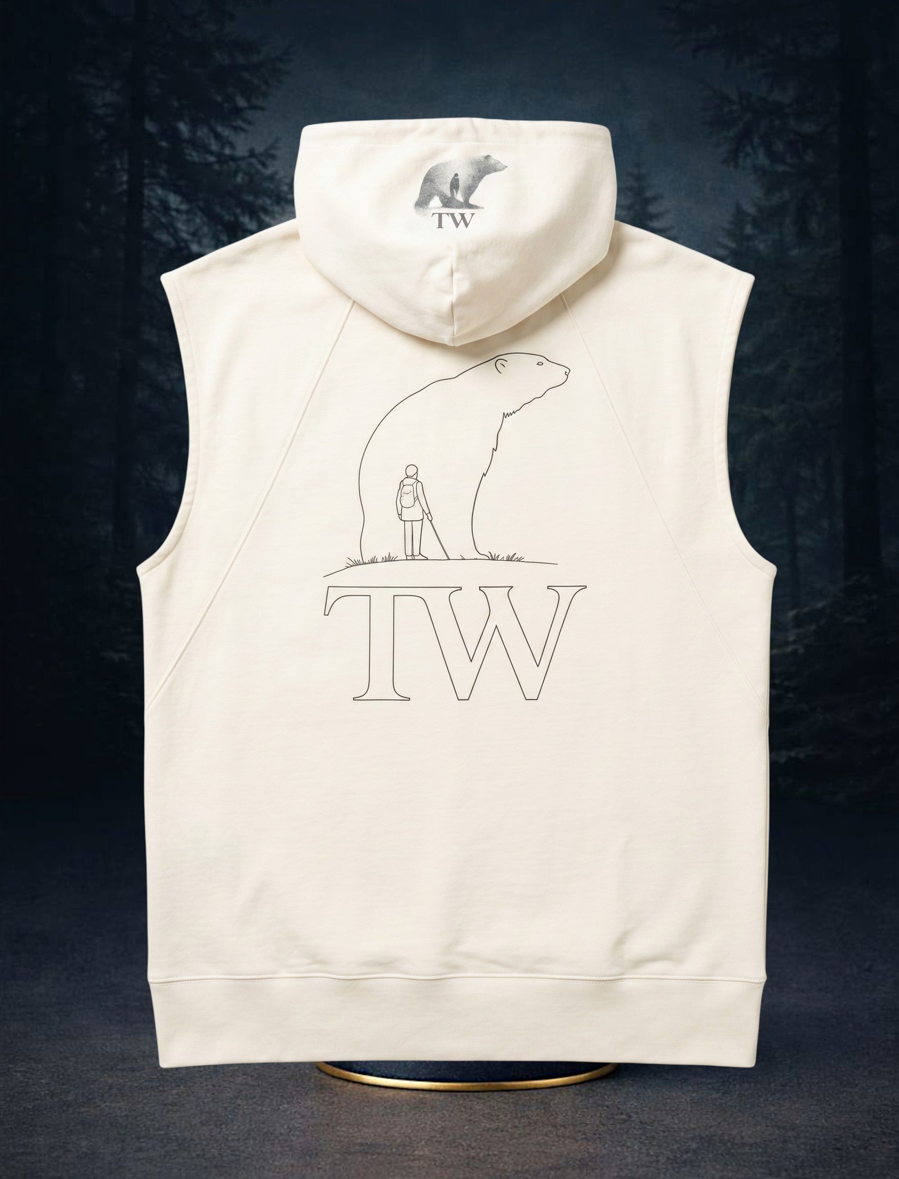 Colete canguru TW Urso off-white de moletom sem manga com capuz e estampa exclusiva nas costas. Logo bordado no capuz.