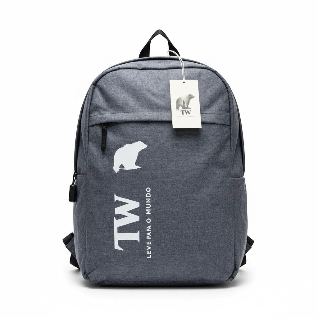 Mochila TW azul mescla com estampa de urso e texto vertical. Possui bolso frontal e alças ajustáveis. Entrada USB externa e suporte para powerbank.